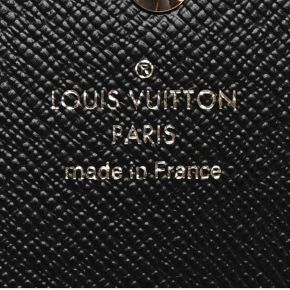 LOUIS VUITTON
Reverse Monogram Sarah Wallet - Picture 2 of 9